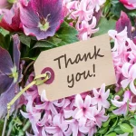 Image de remerciements ujn lot de fleurs et une carte Thank you comme message